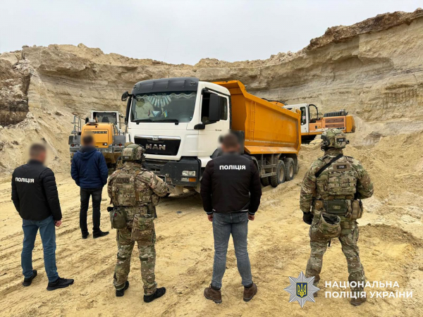 Понад 53 тисячі кубометрів піску незаконно видобули на Тернопільщині: трьом фігурантам оголосили підозру (фото, відео)