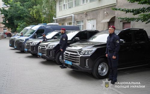 Поліції Тернопільщини передали нові службові авто та мобільні криміналістичні лабораторії (фото)