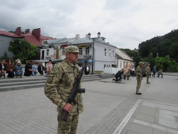 Кременеччина у скорботі: попрощалися з полеглим воїном Сергієм Чумашовим (ФОТО)