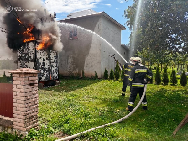 За добу на Тернопільщині сталося п'ять пожеж: рятувальники врятували три будівлі та автомобіль (фото)