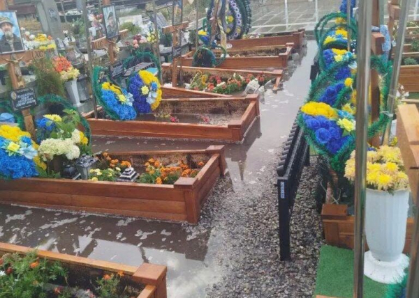 У Тернополі на кладовищі затопило могили військових (фото)