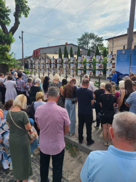 У селищі на Тернопільщині відкрили алею пам'яті зниклих безвісти воїнів (фото)