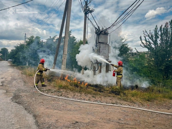 На Тернопільщині горіли поля, будівлі та трансформаторна підстанція (фото)