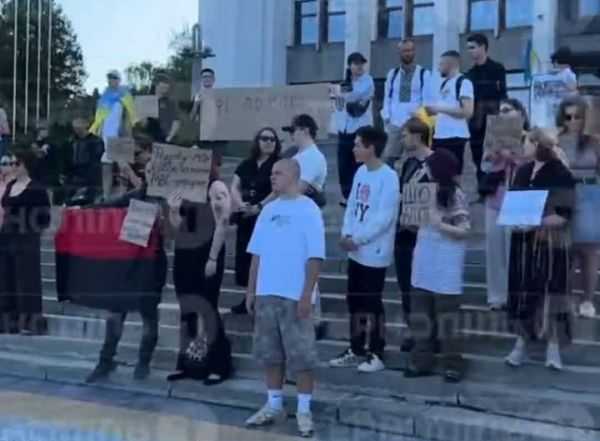 У Тернополі вийшли на мітинг проти відставки Федорова (фото, відео)