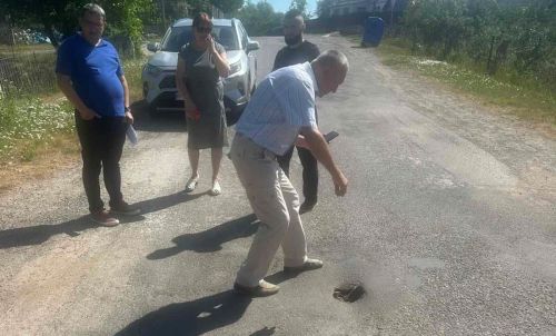 Утворилася глибока вибоїна перед мостом: у громаді на Тернопільщині зібрали комісію (фото)