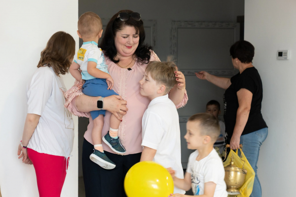 У селі Озерна відкрили дитячий будинок сімейного типу, де виховуватимуть дев'ятьох братів і сестер (фото)