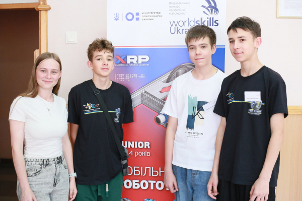 Школярі з Тернополя перемогли у всеукраїнських змаганнях із робототехніки (фото)