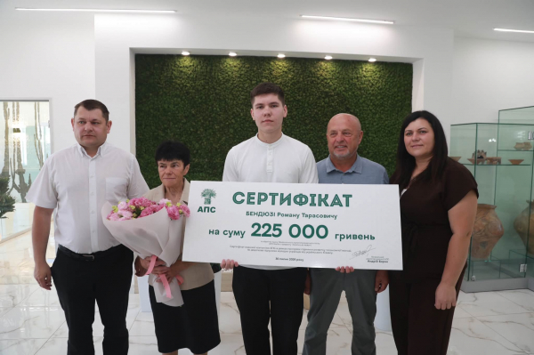 Випускник з Тернопільщини склав НМТ на 200 балів та отримав 225 тисяч гривень (фото)