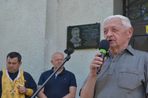 У Збаражі відкрили пам'ятну дошку поету, журналісту та громадському діячу Володимиру Кравчуку (фото)