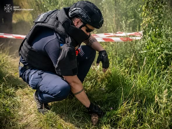 Відлуння Другої світової: на Зборівщині рятувальники вилучили артилерійський снаряд (фото)