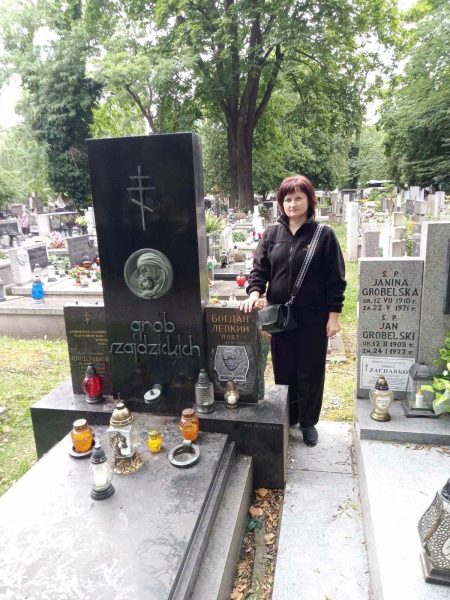 У Кракові на могилі Богдана Лепкого знищили барельєф: делегація з Бережан встановила тимчасову копію (фото)