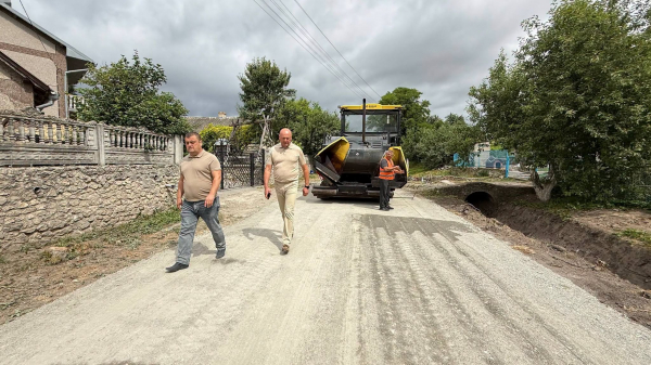 У Почапинцях завершують асфальтування дороги на вулиці Шкільній (фото)