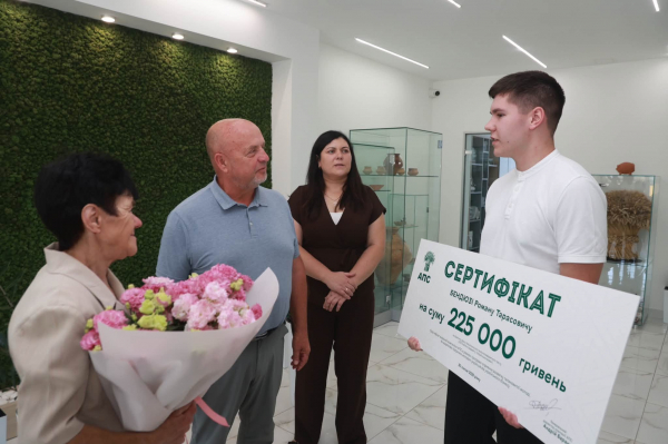 Випускник з Тернопільщини склав НМТ на 200 балів та отримав 225 тисяч гривень (фото)