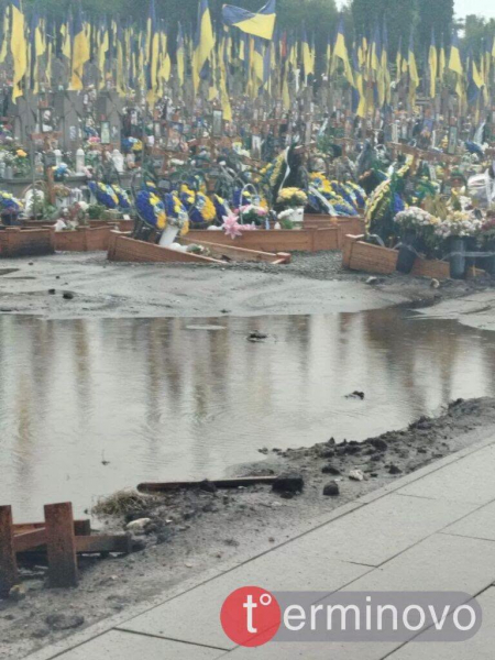 У Тернополі на кладовищі затопило могили військових (фото)