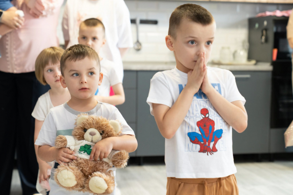 У селі Озерна відкрили дитячий будинок сімейного типу, де виховуватимуть дев'ятьох братів і сестер (фото)