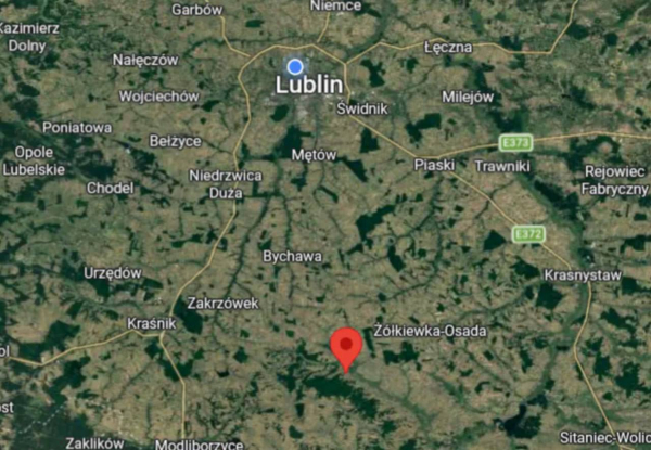 Найімовірніше впала російська ракета: під час атаки на Україну в полі поблизу польського Любліна стався вибух (фото)