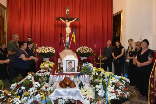 Теребовлянська громада провела в останню путь полеглого захисника Михайла Волочастого (фото)