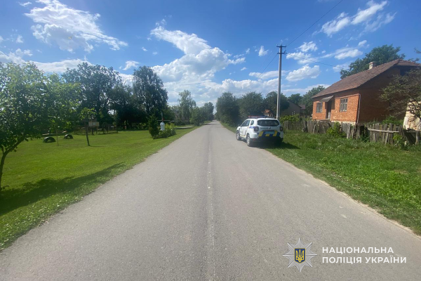 На Чортківщині 10-річна дівчинка потрапила до лікарні з тяжкими травмами голови після падіння з електросамоката (фото)
