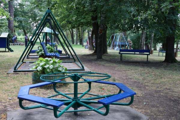 Біля озера в Копичинцях відновили дитячий майданчик (фото)