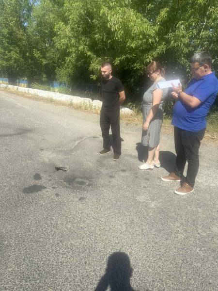 Утворилася глибока вибоїна перед мостом: у громаді на Тернопільщині зібрали комісію (фото)
