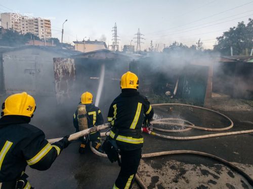 Пожежа охопила сміття та гаражі у Тернополі (ФОТО)