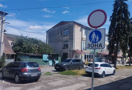 Паркувалися на пішохідній зоні: водії у Чорткові проігнорували правила та отримали штрафи (фото)