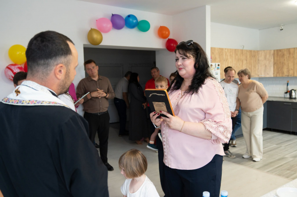 У селі Озерна відкрили дитячий будинок сімейного типу, де виховуватимуть дев'ятьох братів і сестер (фото)