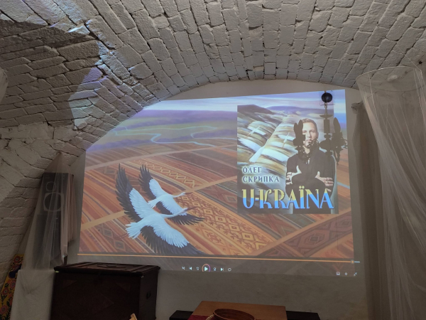 Лідер гурту «Воплі Відоплясова» Олег Скрипка відвідав Бережанський замок (фото)