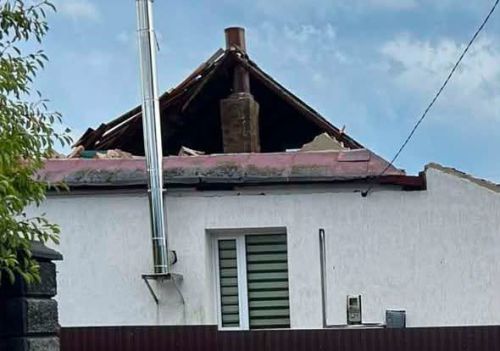 Повалені дерева, пошкоджені покрівлі будівель: на Шумщині вирувала стихія (фото, відео)