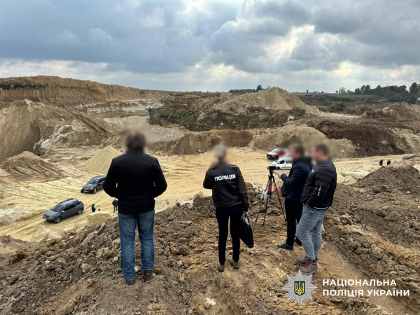 Понад 53 тисячі кубометрів піску незаконно видобули на Тернопільщині: трьом фігурантам оголосили підозру (фото, відео)