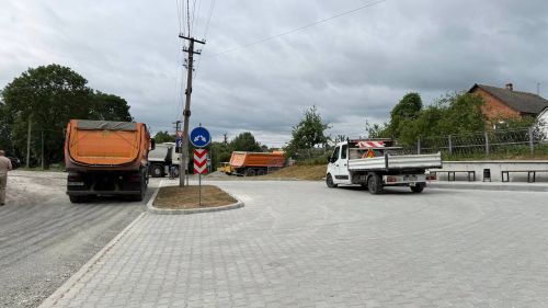 У Почапинцях завершують асфальтування дороги на вулиці Шкільній (фото)