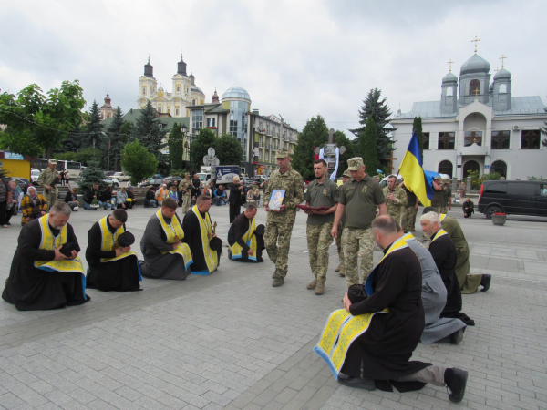 Кременеччина у скорботі: попрощалися з полеглим воїном Сергієм Чумашовим (ФОТО)