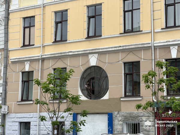 Повернули на місце: відновлене сецесійне вікно встановили у Тернопільській школі №4