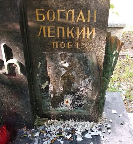 У Польщі з могили Богдана Лепкого посипався барельєф (фото)