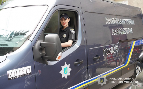 Поліції Тернопільщини передали нові службові авто та мобільні криміналістичні лабораторії (фото)
