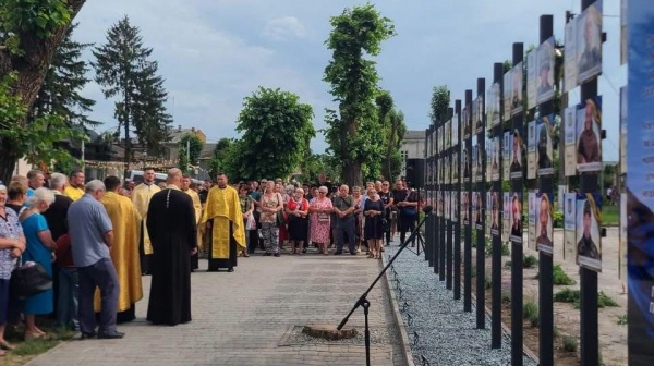 У селищі на Тернопільщині відкрили алею пам'яті зниклих безвісти воїнів (фото)