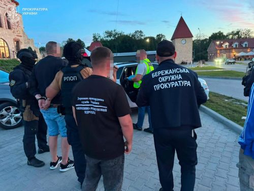 У Бережанах затримали двох людей, які за 9 тисяч доларів обіцяли переправити чоловіка до Угорщини (фото)