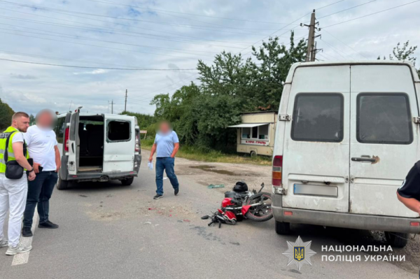У Бучачі неповнолітній на мотоциклі потрапив в аварію: підлітка госпіталізували (фото)