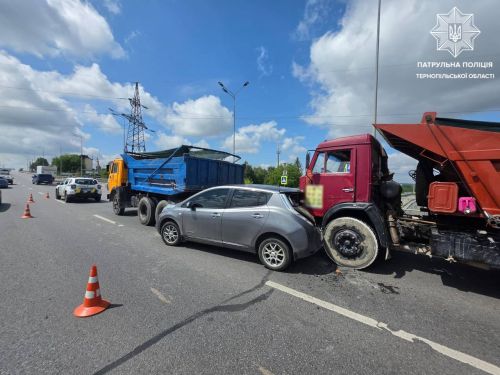 На Об'їзній у Тернополі КамАЗ спричинив потрійну ДТП (фото)