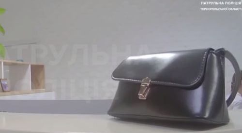 У Тернополі перехожа знайшла чужу сумку: один дзвінок допоміг повернути її власниці (відео)