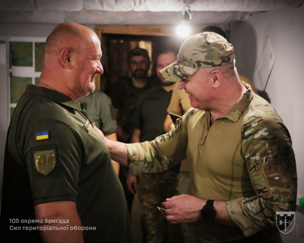 Командувач Сил ТрО Ігор Плахута вручив нагороди бійцям 105 бригади на Харківщині (фото)