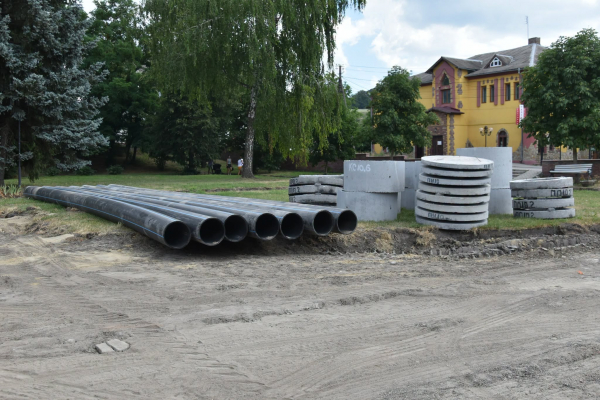 Проводять водопостачання та каналізацію: на автомобільній дорозі М-19 в Теребовлі тривають ремонтні роботи (фото)