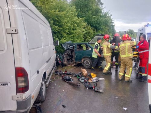 Смертельна ДТП у Скоморохах: водія з авто деблокували рятувальники (ФОТО)