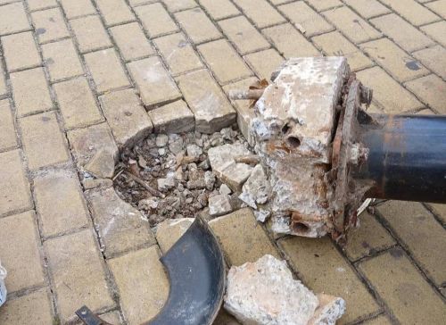 Вирвали разом із бетонною основою: у Тернополі біля школи №22 пошкодили спортивний тренажер (фото)