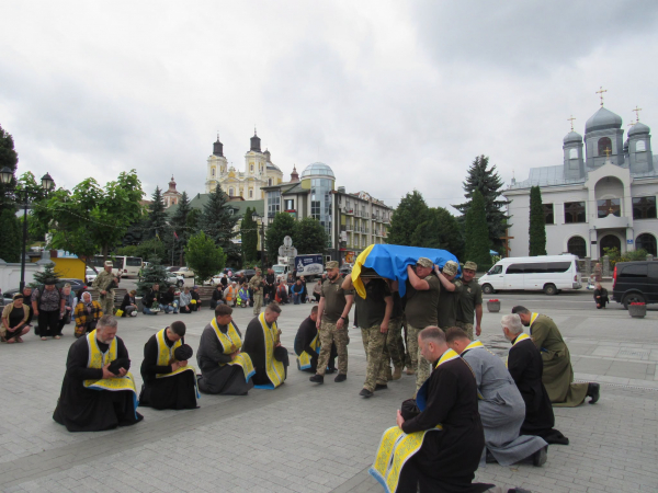 Кременеччина у скорботі: попрощалися з полеглим воїном Сергієм Чумашовим (ФОТО)