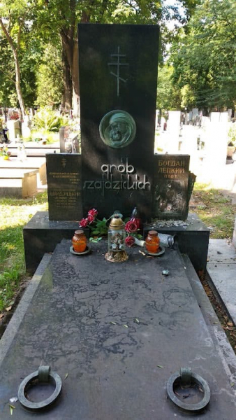 У Польщі з могили Богдана Лепкого посипався барельєф (фото)