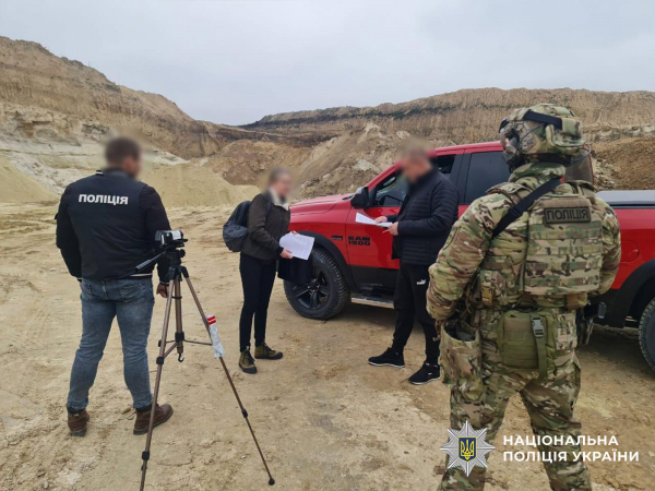 Понад 53 тисячі кубометрів піску незаконно видобули на Тернопільщині: трьом фігурантам оголосили підозру (фото, відео)