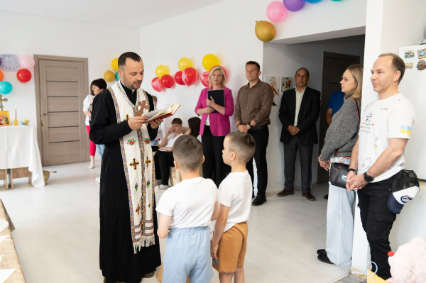 У селі Озерна відкрили дитячий будинок сімейного типу, де виховуватимуть дев'ятьох братів і сестер (фото)