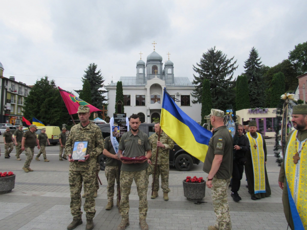 Кременеччина у скорботі: попрощалися з полеглим воїном Сергієм Чумашовим (ФОТО)