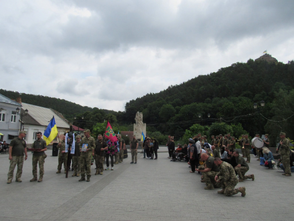 Кременеччина у скорботі: попрощалися з полеглим воїном Сергієм Чумашовим (ФОТО)